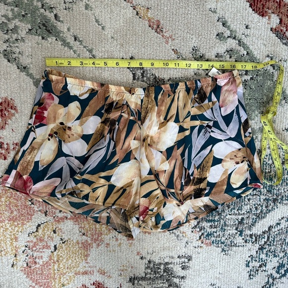 New Women’s Abstract Floral Shorts Size Large - Picture 7 of 10